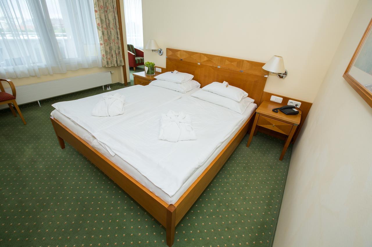 Отель Badener Hof Экстерьер фото